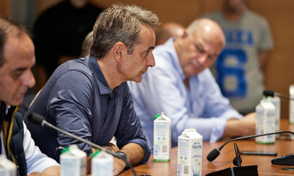 Λάρισα: Οργισμένο πλήθος έξω από το Συντονιστικό Κέντρο κατά την άφιξη του Μητσοτάκη